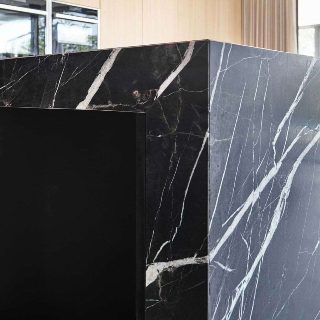 Keukenwerkbad in Marmer Bronze Fantasy geplaatst in Open Boek, te Brussegem (10)