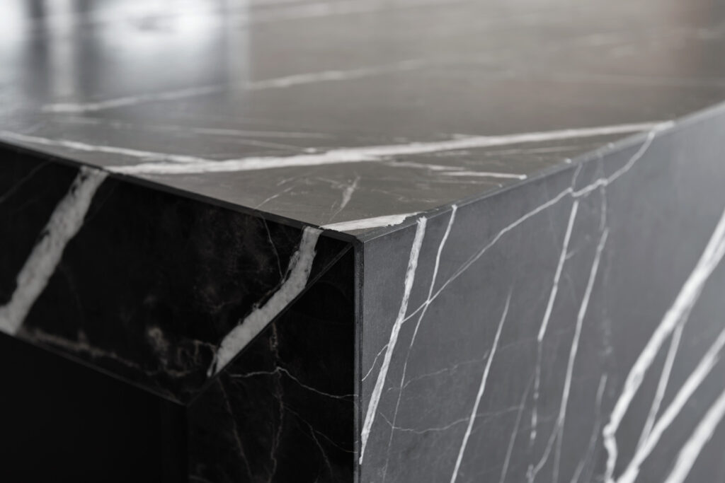 Keukenwerkbad in Marmer Bronze Fantasy geplaatst in Open Boek, te Brussegem (12)